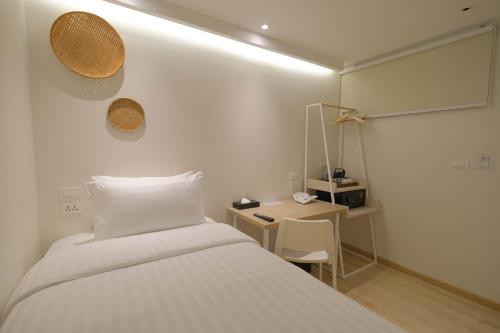 a bedroom with a bed and a table with a lamp at SimpleStay Chatuchak, SureStay Collection by Best Western in Bangkok