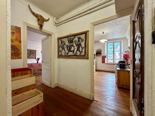 un salon avec un tableau sur le mur dans l'établissement Evasion Authentique - Centre ville - Jeux de société, à Barcelonnette