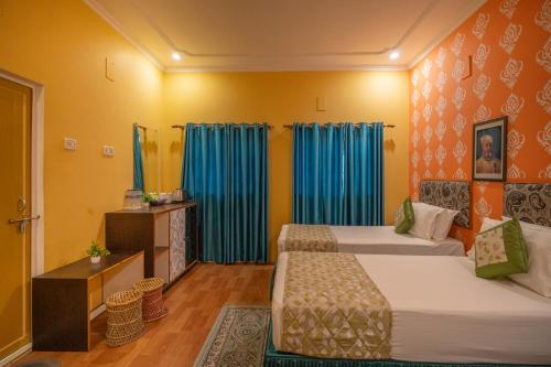 Una cama o camas en una habitación de Tara Guest House