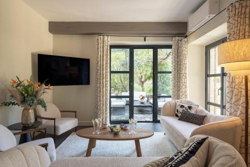 Télévision ou salle de divertissement dans l'établissement Le Vallon de Valrugues Hotel Spa & Villas