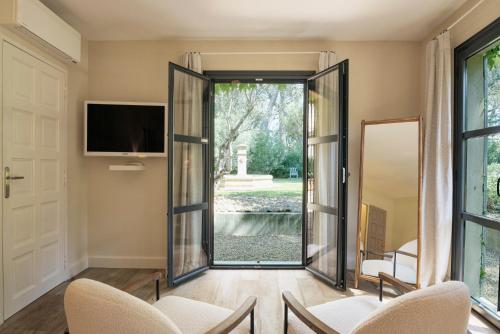Télévision ou salle de divertissement dans l'établissement Le Vallon de Valrugues Hotel Spa & Villas