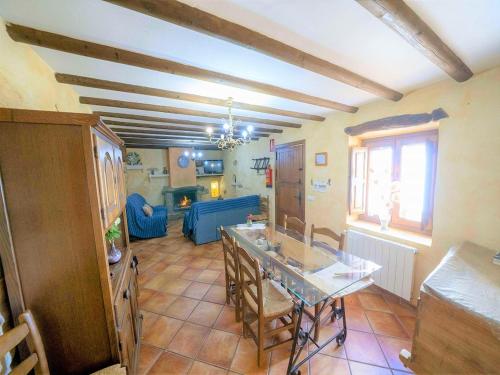 Posezení v ubytování Beautiful holiday home in Laroya with shared pool