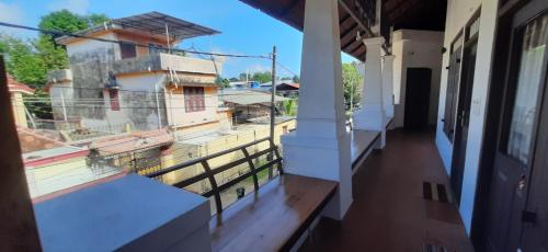 een balkon van een huis met een hek bij Homestay DGH in Alleppey