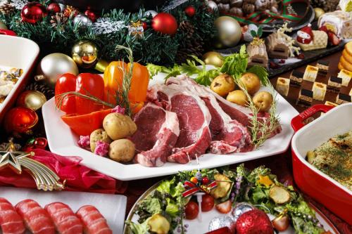 a table with two plates of meat and vegetables at Hakone Kowakien Hotel in Hakone