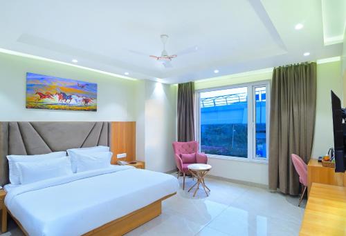 Una habitación de hotel con una cama y una ventana. en HOTEL SHANDON-2 Mins From Connaught Place, en Nueva Delhi