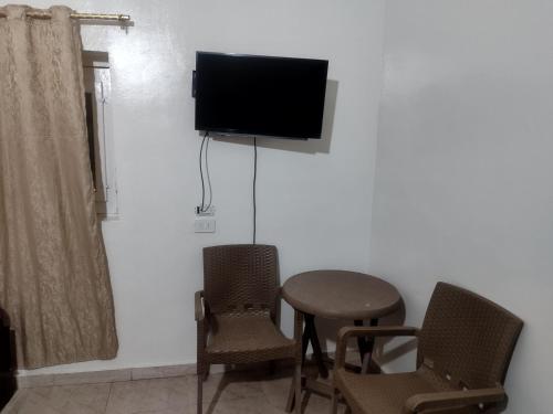 Una televisión o centro de entretenimiento en NUBIAN MONALIZA guest house
