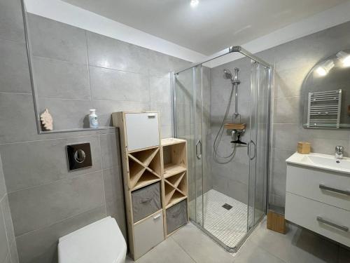 une salle de bain avec une douche, des toilettes et un lavabo dans l'établissement Charmant studio au cœur du centre-ville, à Calvi