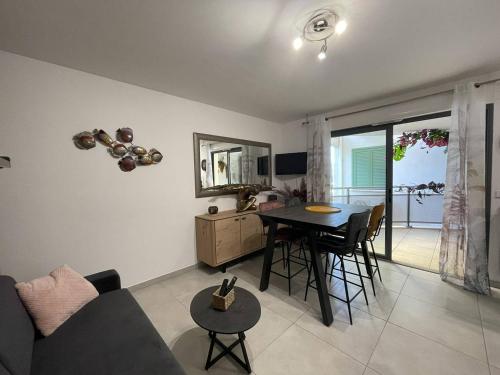 un salon avec un canapé et une table dans l'établissement Charmant studio au cœur du centre-ville, à Calvi