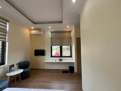 a room with a bathroom with a sink and a window at Happy Home Dak Lak in Buôn Mhang