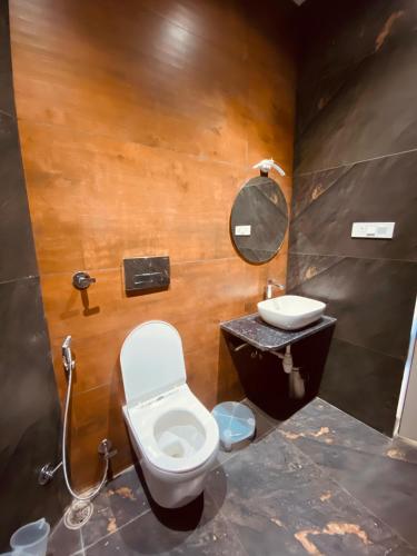 a bathroom with a toilet and a sink at Yashvrinda in Mandor