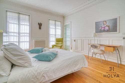 une chambre avec un grand lit blanc avec deux oreillers dans l'établissement Proche Opéra Garnier - Le Prestigieux - 247B, à Paris