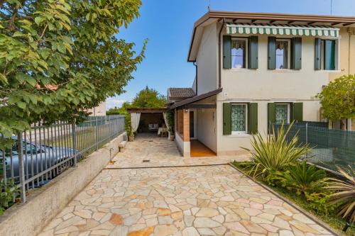 a house with a fence and a driveway at Traghetto vecchio house in Cavallino-Treporti