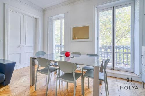 une salle à manger avec une table et des chaises en verre dans l'établissement Proche Opéra Garnier - Le Prestigieux - 247B, à Paris