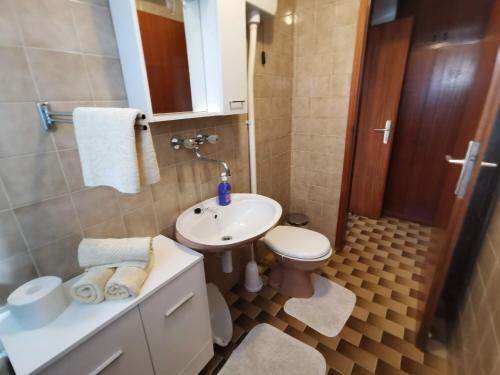 Kúpeľňa v ubytovaní Apartments Srdan