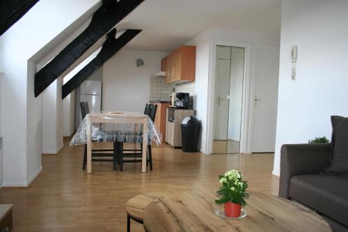 un salon avec une table et une cuisine dans l'établissement Le RepAire, à Aire-sur-la-Lys