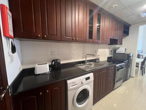 Kuchyň nebo kuchyňský kout v ubytování Hala Holiday Homes - Al Hamra Village, RAK