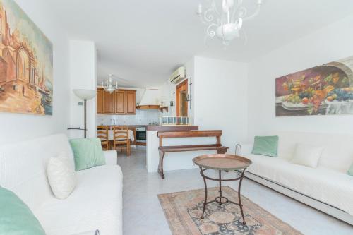 a living room with a white couch and a table at Traghetto vecchio house in Cavallino-Treporti