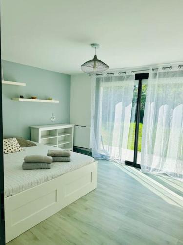 une chambre blanche avec un lit et une grande fenêtre dans l'établissement Villa Family - Clim, Piscine & Pétanque, à Pourrières