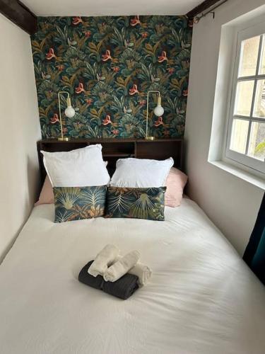 une chambre avec un lit avec une serviette dessus dans l'établissement Trop chouette centre Dijon, à Dijon