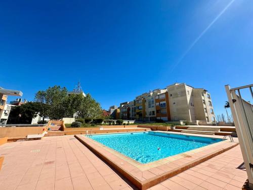 une grande piscine dans une ville avec des immeubles dans l'établissement Appartement Cap d'Agde centre port, au Cap d'Agde