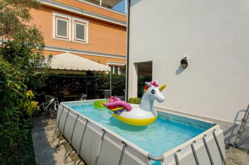ein Pool mit einem Plastikeinhorn im Wasser in der Unterkunft Emi's Villa in Golem