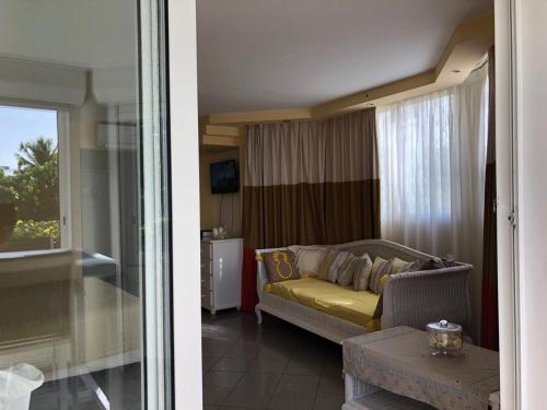 Posezení v ubytování Beau studio lumineux vue mer accès plage et piscine