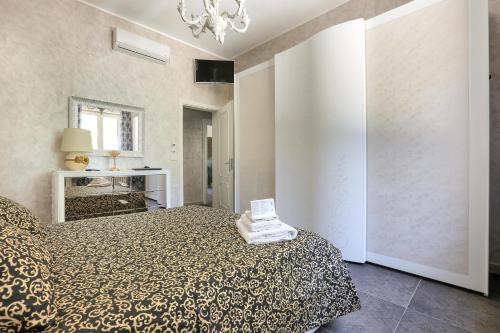 a bedroom with a bed and a chandelier at La Perla Bianca Luxury Spa by Perle di Puglia in Oria