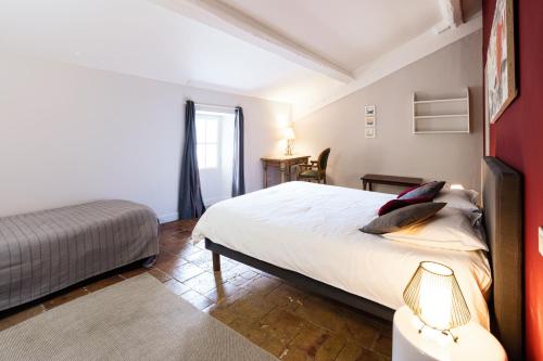 Ένα ή περισσότερα κρεβάτια σε δωμάτιο στο Gîte La Maison des Vendangeurs