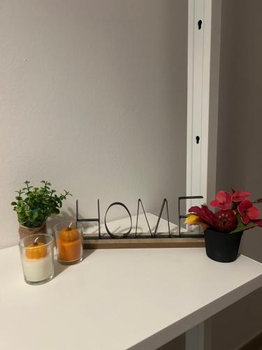 półka z kwiatami i świecami na ladzie w obiekcie Casa di Ily w Rawennie