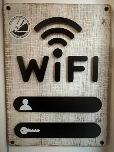 Un signe qui dit wfi avec aniple dans l'établissement T2 Troyes, à Troyes