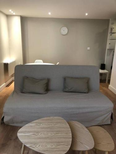 Ce lit se trouve dans un dortoir doté d'une horloge murale. dans l'établissement Le Morison Bonnefoy - T2 - Parking - Proche Gare, à Toulouse