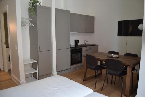 a kitchen with a table and chairs in a room at Hotel Lille Nyhavn in Skanderborg