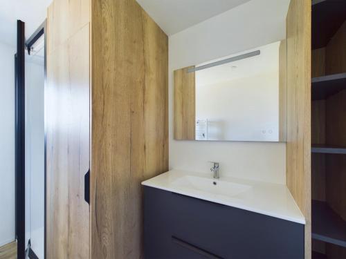 a bathroom with a sink and a mirror at Chalet pour 4 - Domaine avec piscine in Saint-Gilles-Croix-de-Vie