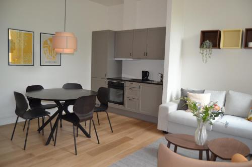 a living room with a table and a couch at Hotel Lille Nyhavn in Skanderborg
