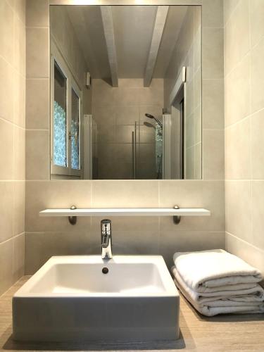 une salle de bain avec un lavabo et un miroir dans l'établissement Chalet Rivière du Bon Nant Location de 6 à 14 personnes en Haute Savoie, à Saint-Gervais-les-Bains