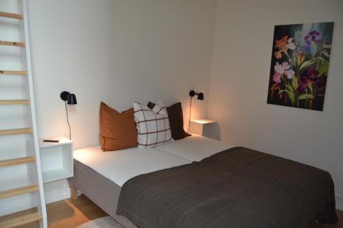 a bedroom with a bed with two lights on it at Hotel Lille Nyhavn in Skanderborg