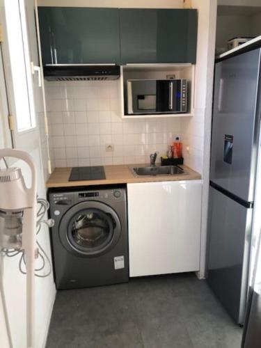 Il comprend une petite cuisine équipée d'un lave-linge et d'un four micro-ondes. dans l'établissement Le Zen Météo France - Studio Tout Confort - Métro, à Toulouse