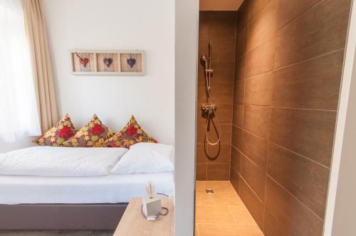 Ein Bett oder Betten in einem Zimmer der Unterkunft Pension Max SUMMERCARD INCLUDED