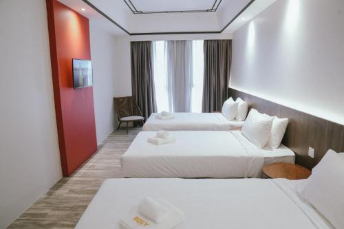 Postel nebo postele na pokoji v ubytování Roxy Hotel Siniawan