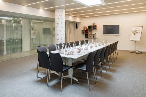 Телевизор и/или развлекательный центр в INNSiDE by Meliá Milano Torre GalFa