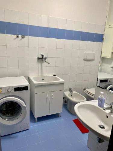 a bathroom with a washing machine and a sink at Casa Adriana in Pradalunga