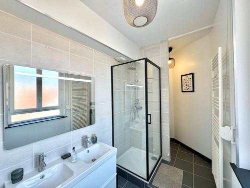 une salle de bain avec une douche en verre et un lavabo dans l'établissement Les Palmettes Hypercentre Reims, à Reims