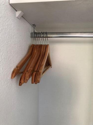 Une bande de matraques en bois accrochées à un mur dans l'établissement Le Fronton - Confortable T2 - Piscine, à Toulouse