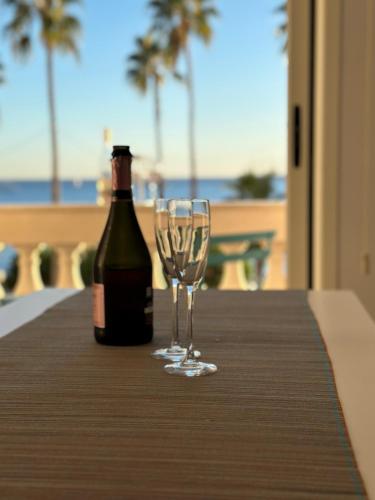 - une bouteille de vin et un verre de vin sur une table dans l'établissement Residence Palais Miramar, à Cannes