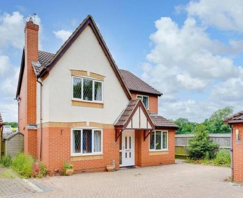 Φωτογραφία από το άλμπουμ του Spacious 4-Bed House with Conservatory and Parking σε Hartford