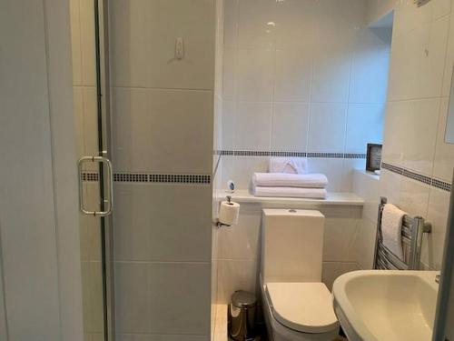 Φωτογραφία από το άλμπουμ του Spacious 4-Bed House with Conservatory and Parking σε Hartford