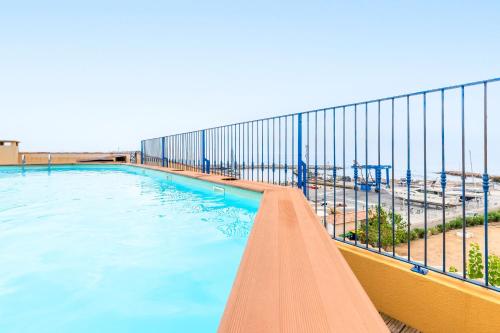- une piscine sur un balcon avec vue sur la plage dans l'établissement La Marina - Appt climatisé pour 4, à Sari-Solenzara