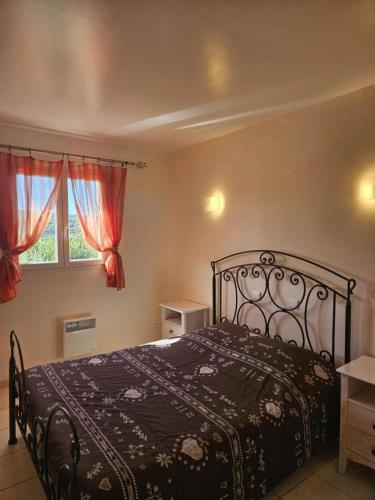 une chambre avec un lit noir et une fenêtre dans l'établissement Gîte La résidence n°3, à Bauduen