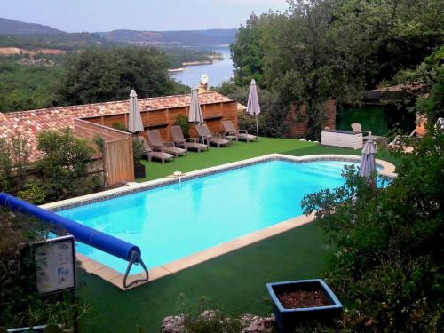 - une piscine avec toboggan dans la cour dans l'établissement Gîte La résidence n° 4, à Bauduen