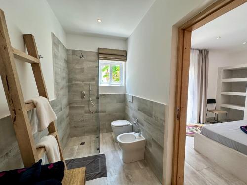 y baño con ducha, aseo y ducha. en Villa Totò with Private Pool ZanzibarHouses, en Gulioni